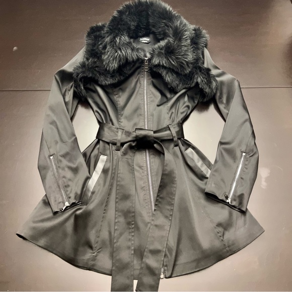 Black trench coat with faux fur shrug collar - Picture 7 of 16